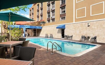 Outdoor pool at Hampton Inn & Suites Ft. Lauderdale Airport/South Cruise Port.