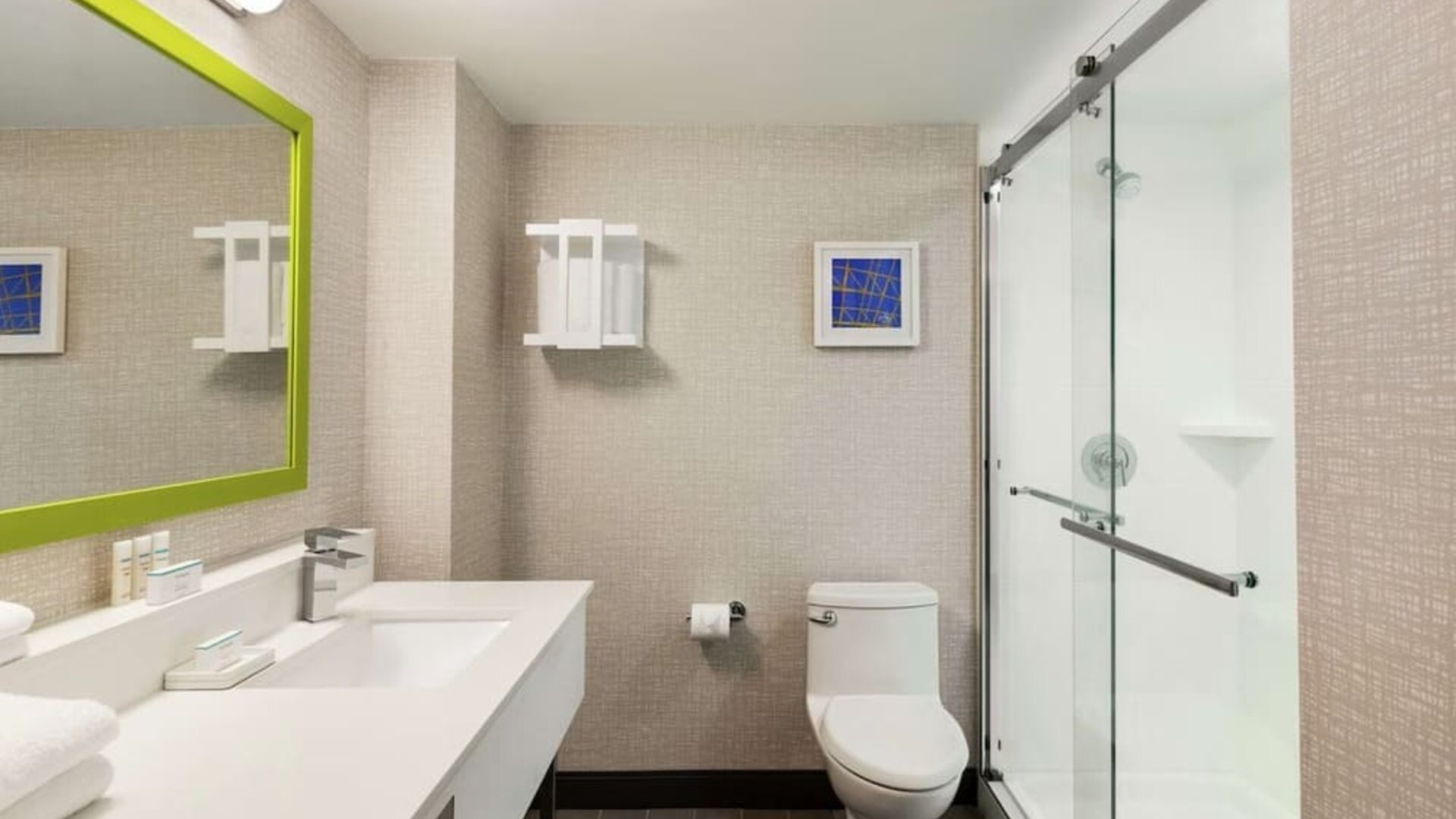 Bathroom at Hampton Inn & Suites Ft. Lauderdale Airport/South Cruise Port.