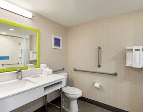 Bathroom at Hampton Inn & Suites Ft. Lauderdale Airport/South Cruise Port.