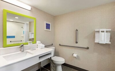Bathroom at Hampton Inn & Suites Ft. Lauderdale Airport/South Cruise Port.
