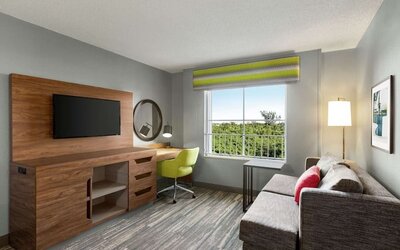 Day room at Hampton Inn & Suites Ft. Lauderdale Airport/South Cruise Port.