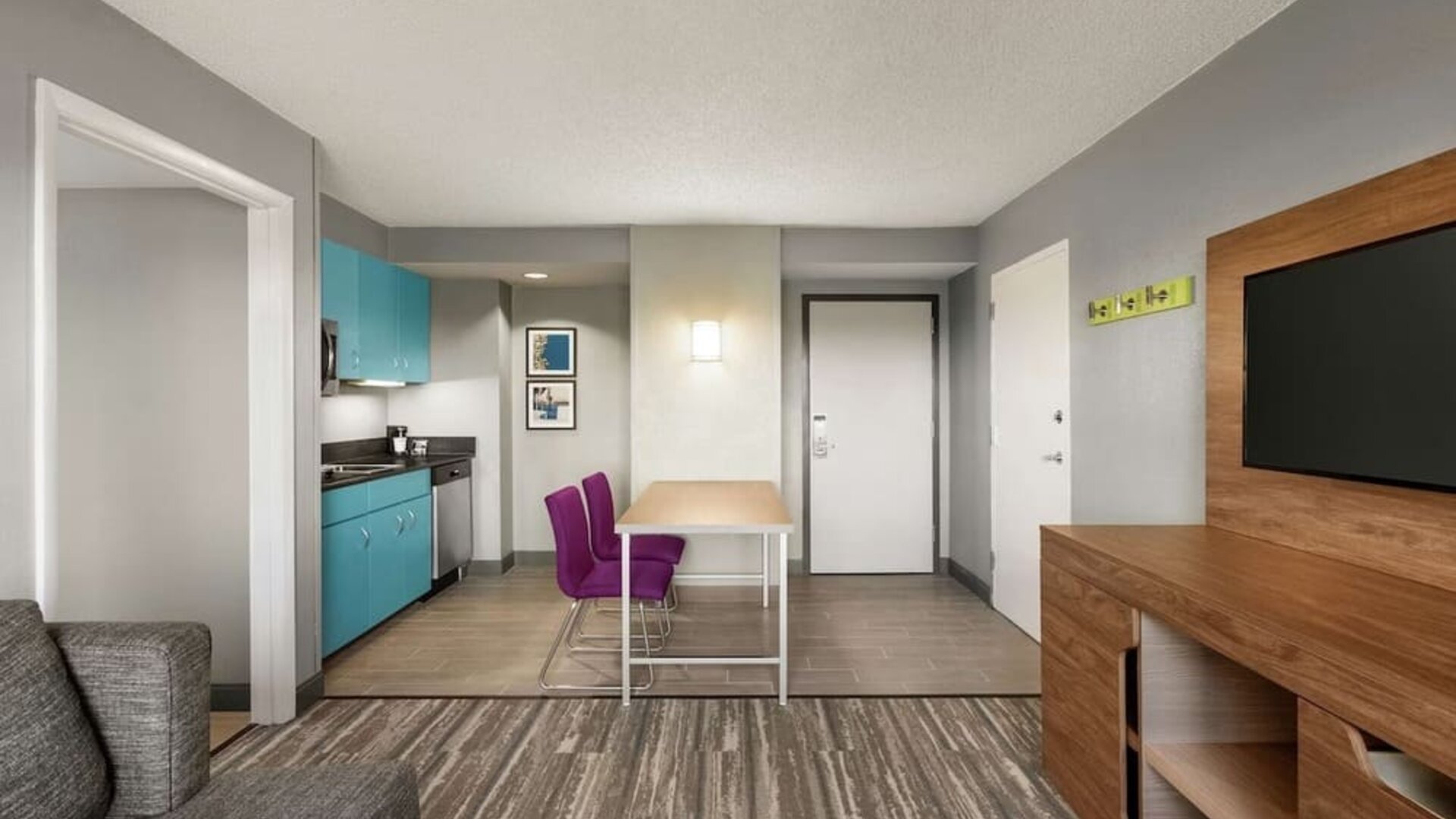 Day room at Hampton Inn & Suites Ft. Lauderdale Airport/South Cruise Port.