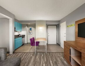 Day room at Hampton Inn & Suites Ft. Lauderdale Airport/South Cruise Port.