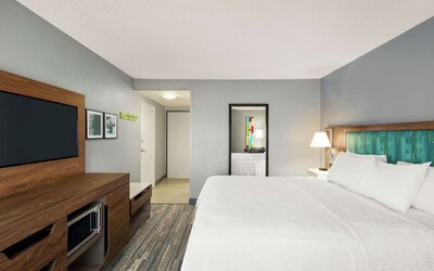 Day room at Hampton Inn & Suites Ft. Lauderdale Airport/South Cruise Port.