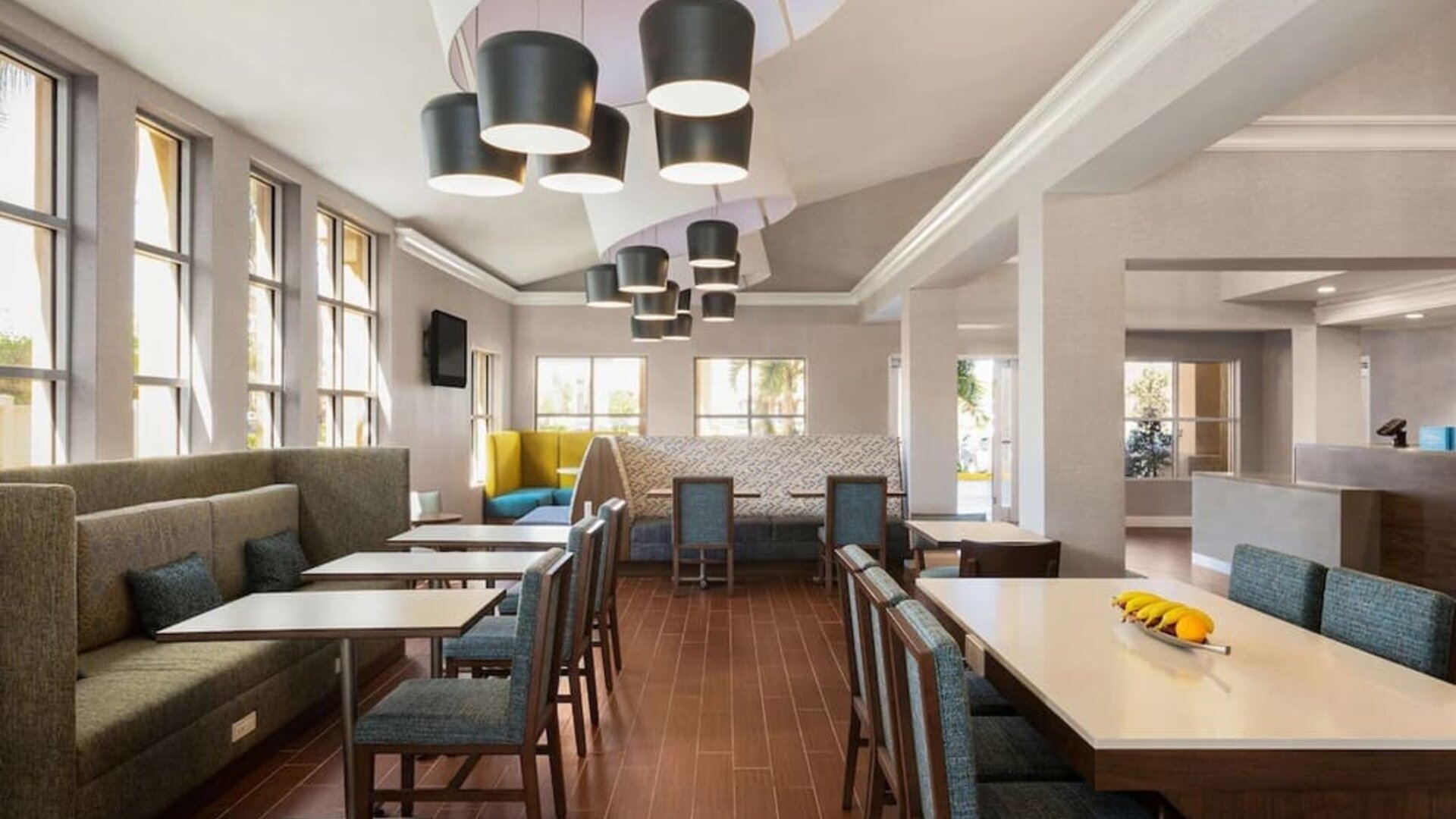 Dining area at Hampton Inn & Suites Ft. Lauderdale Airport/South Cruise Port.
