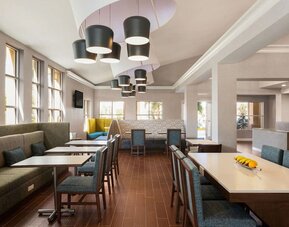 Dining area at Hampton Inn & Suites Ft. Lauderdale Airport/South Cruise Port.