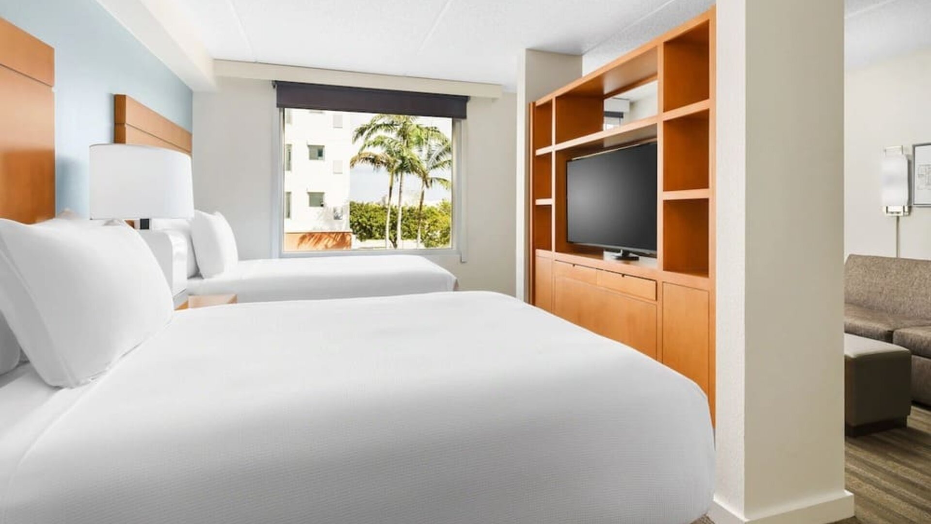 Day room at Hyatt HOUSE Fort Lauderdale Airport-South & Cruise Port.