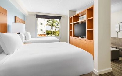 Day room at Hyatt HOUSE Fort Lauderdale Airport-South & Cruise Port.