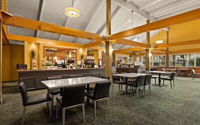 Dining area at Best Western The Plaza Hotel Honolulu Airport.