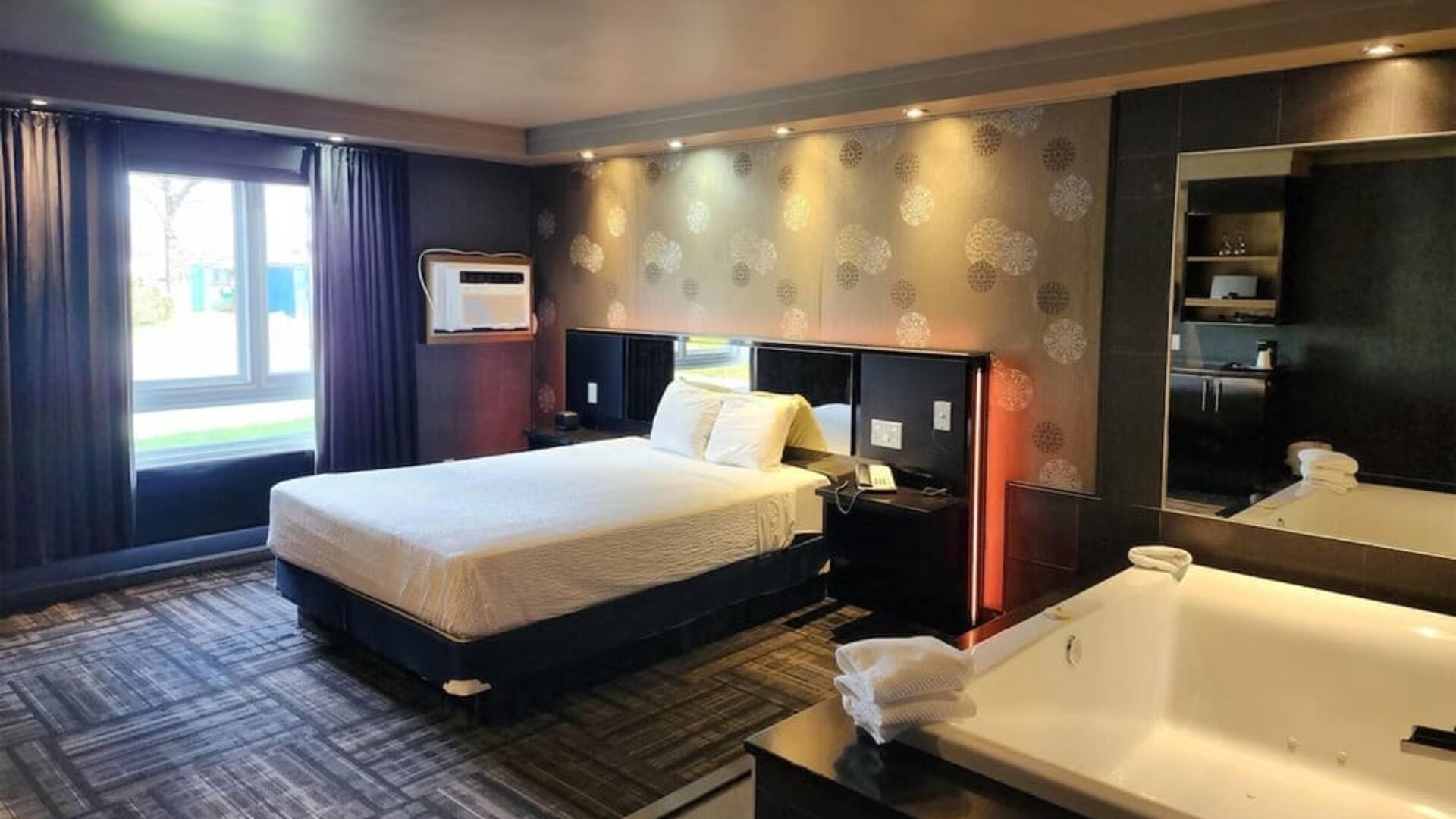 Day room at Ramada Laval By Wyndham.
