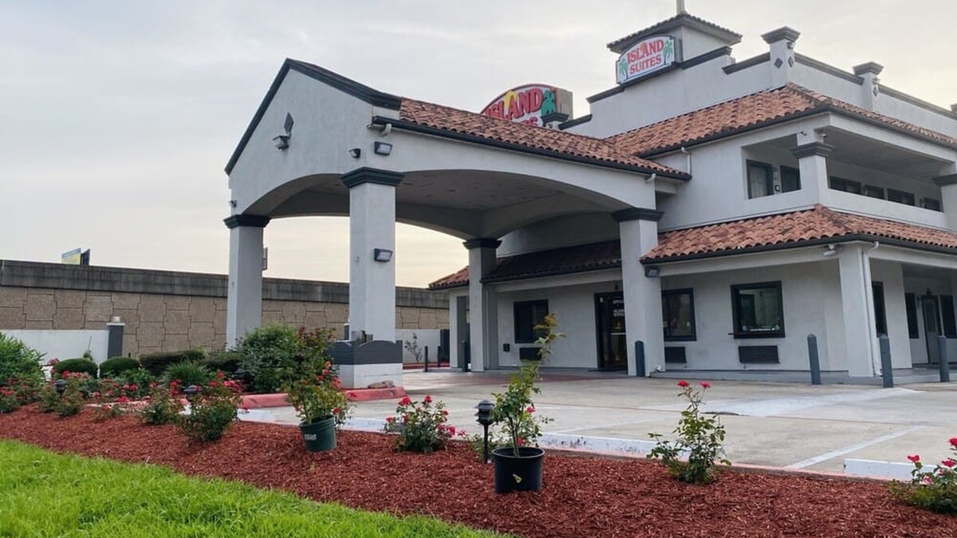 Exterior at Island Suites Hobby Airport.