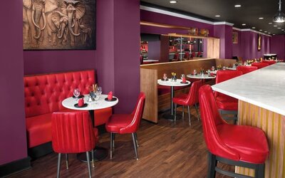 Dining area at Holiday Inn Wall Street.