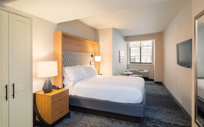 Day room at Holiday Inn Wall Street.