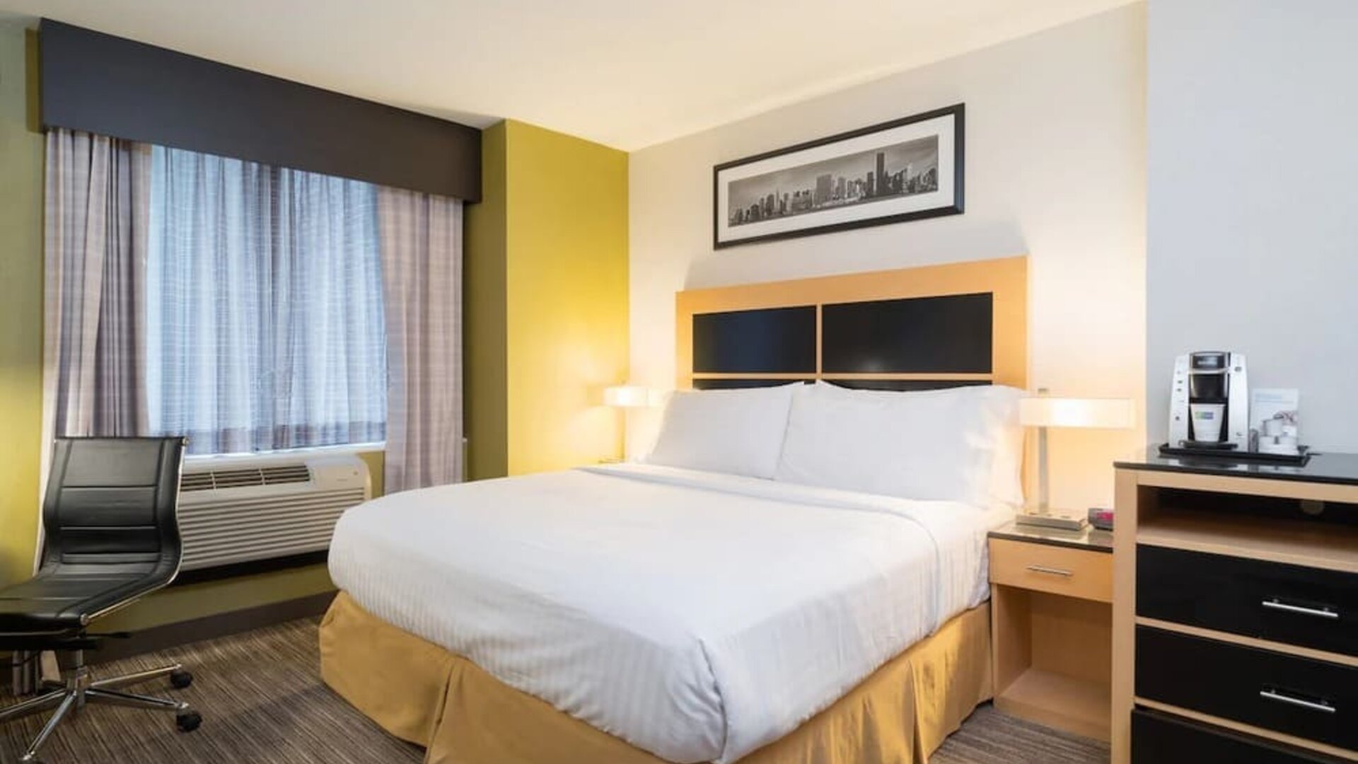 Day room at Holiday Inn Express Wall Street.