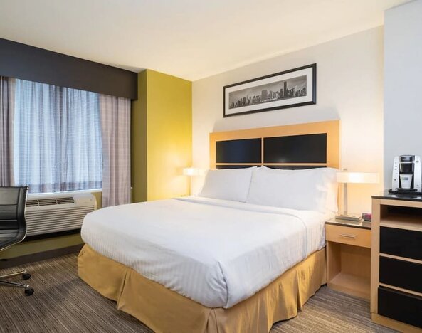 Day room at Holiday Inn Express Wall Street.