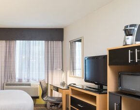 Day room at Holiday Inn Express Wall Street.