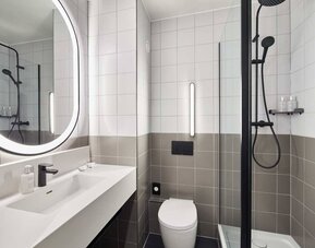 Guest bathroom with shower at Leonardo Hotel Dublin Christchurch.