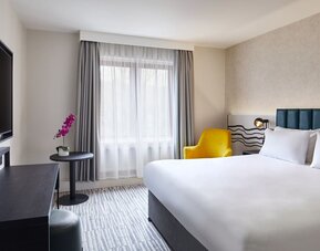 Romantic king room at Leonardo Hotel Dublin Christchurch.