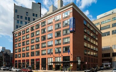 Exterior view of the Hilton Garden Inn Tribeca, ideally located in the heart of New York City.
