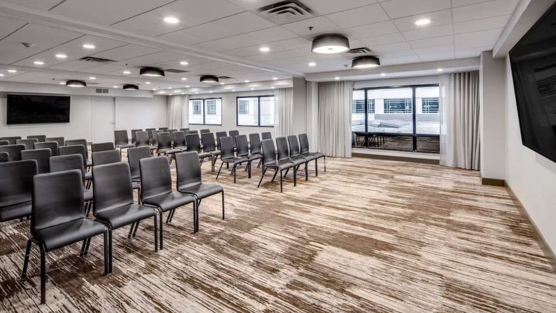 Professional meeting room at DoubleTree by Hilton Hotel & Suites Jersey City.