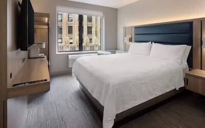 Day use room with natural light and a beautiful view at Holiday Inn Express New York City - Chelsea.