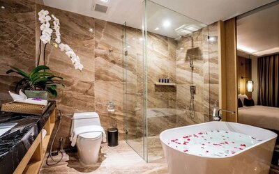 Luxurious and modern bathroom at Divalux Resort & Spa Bangkok Suvarnabhumi Airport.