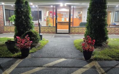 Exterior of Nashoba Valley Inn & Suit.