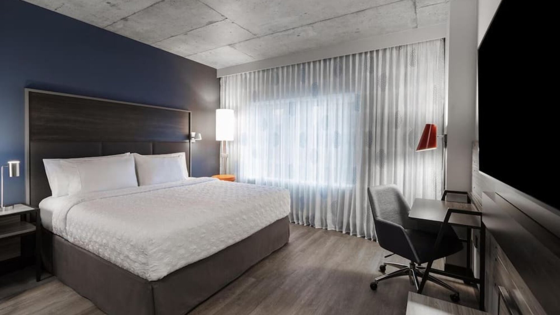 King room with natural light at Tru By Hilton Montreal Centre-Ville.
