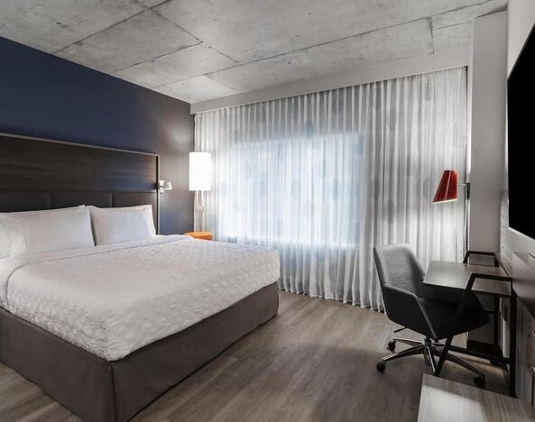 King room with natural light at Tru By Hilton Montreal Centre-Ville.