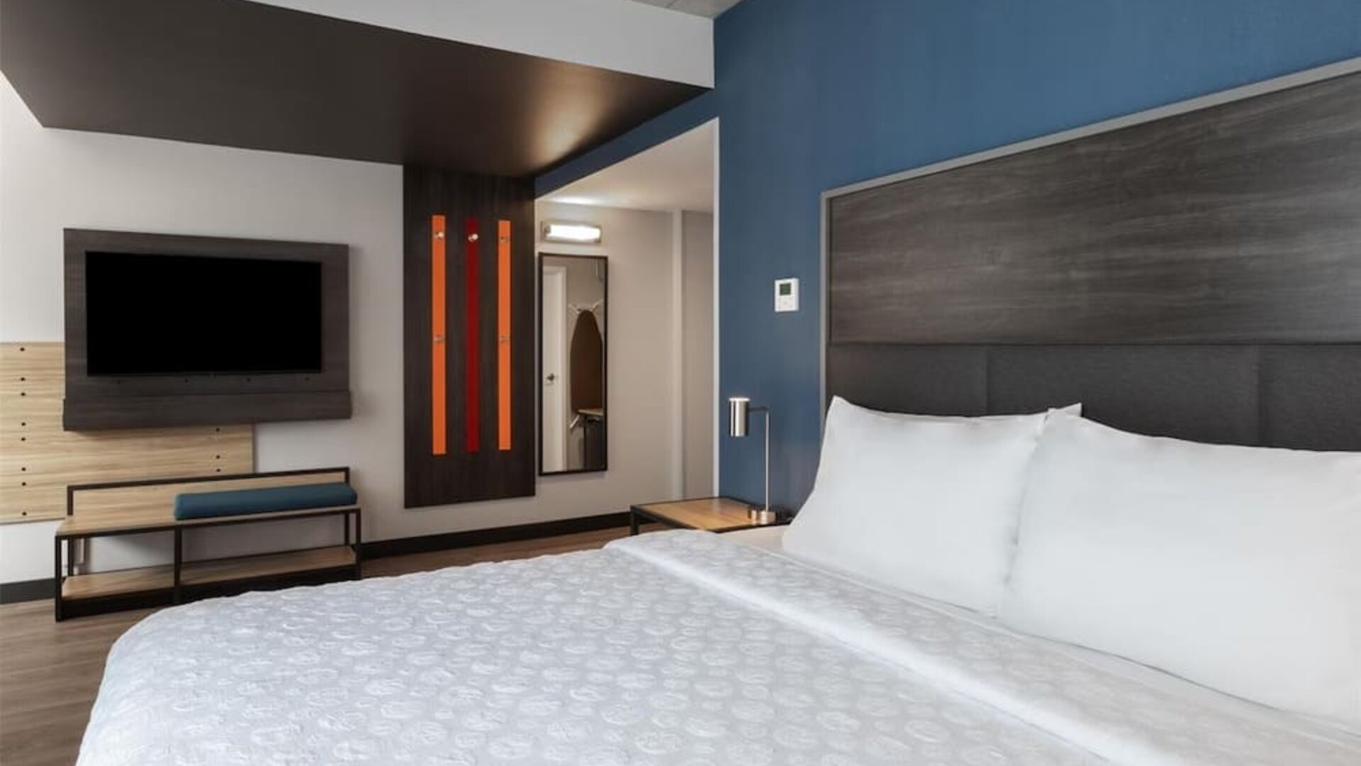 King bed with TV at Tru By Hilton Montreal Centre-Ville.