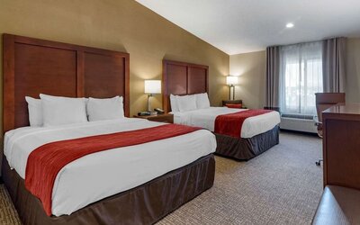 Day room with a desk, chair and plenty of natural light at Comfort Inn Glenmont - Albany South.
