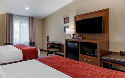 Day room with a desk, chair and plenty of natural light at Comfort Inn Glenmont - Albany South.