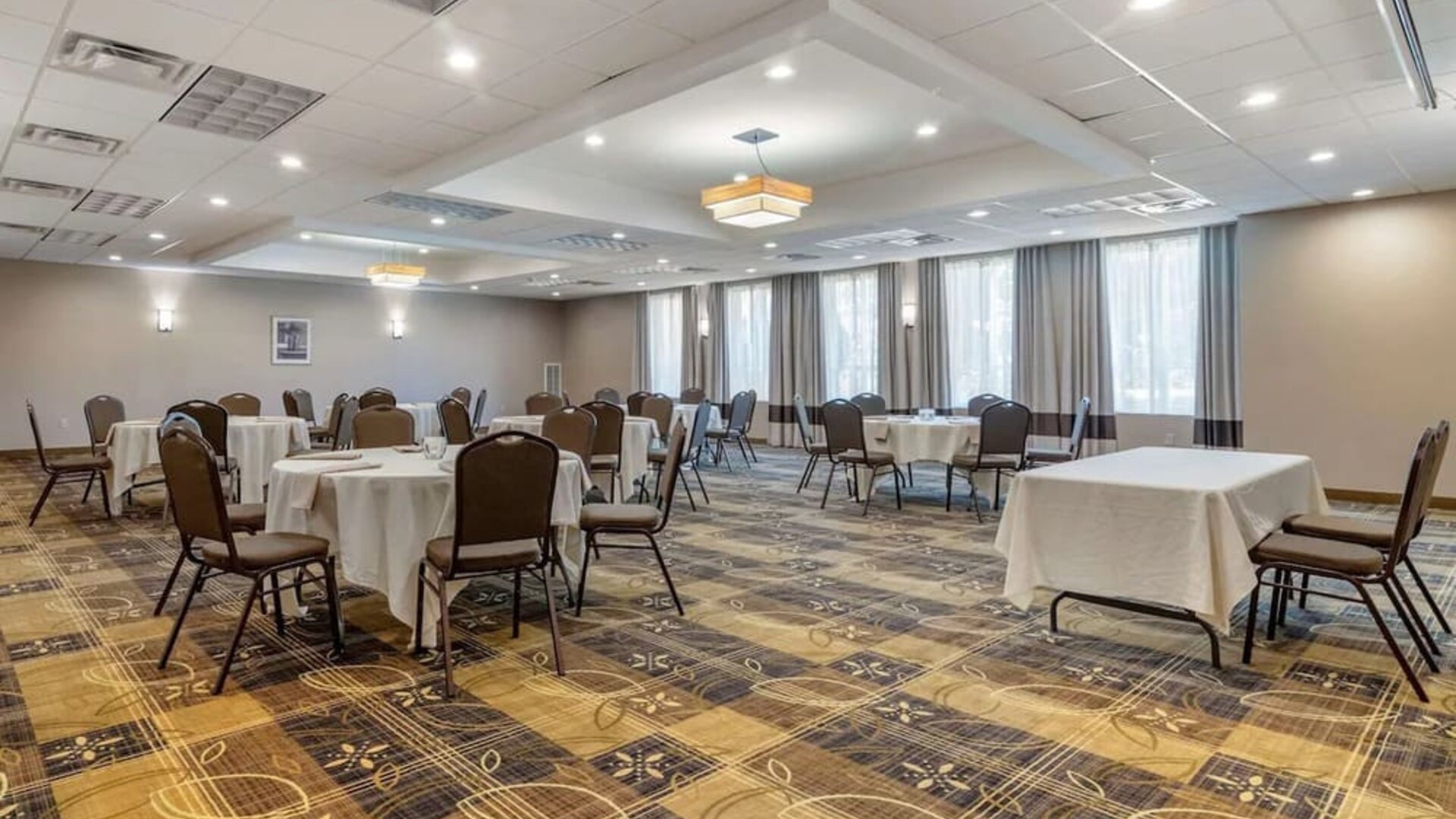 Large meeting room at Comfort Inn Glenmont - Albany South.