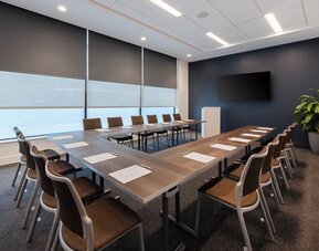 Large meeting room at EVEN Hotel Brooklyn By IHG.