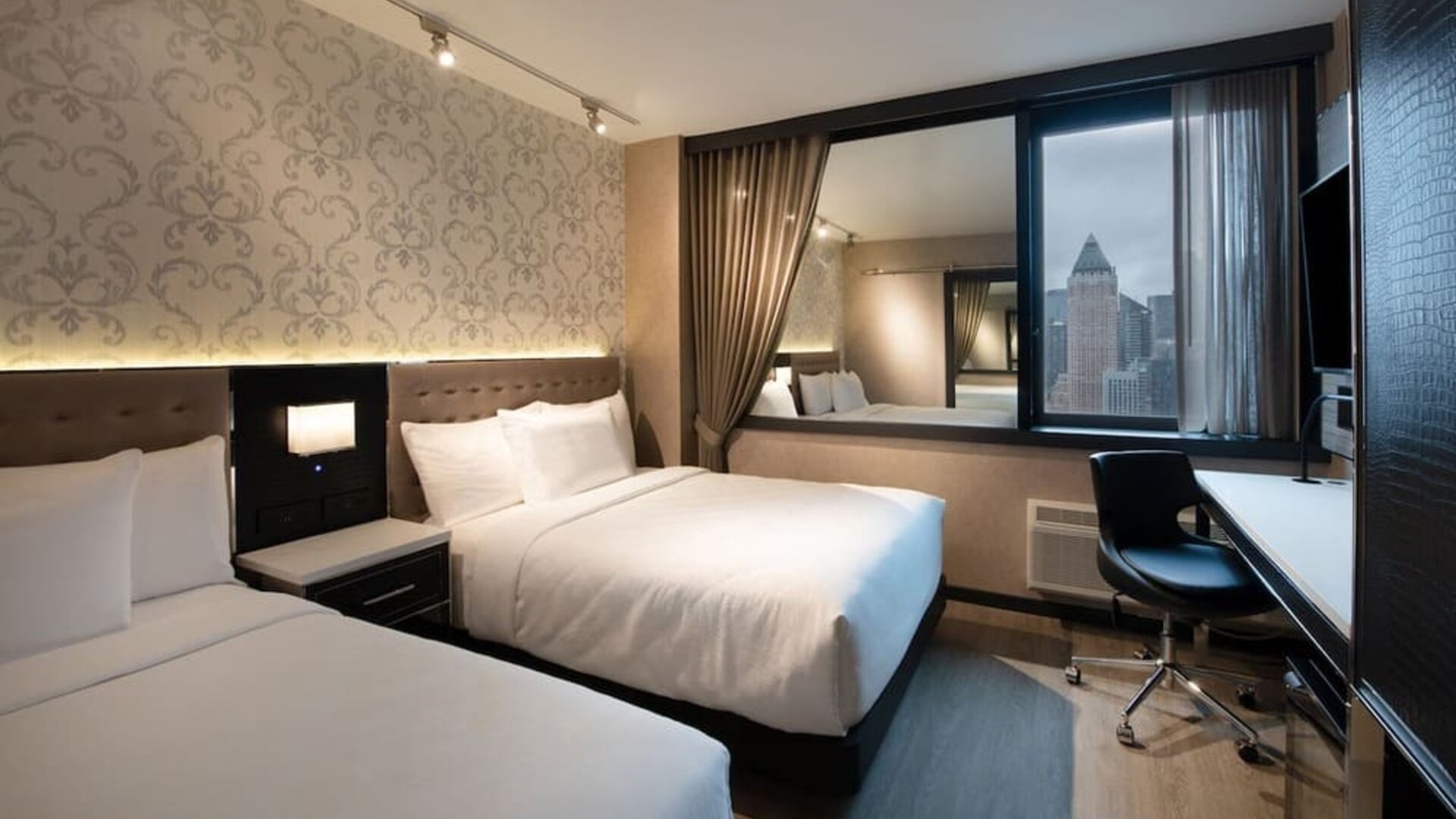 Day room with work desk and chair at Aliz Hotel Times Square.