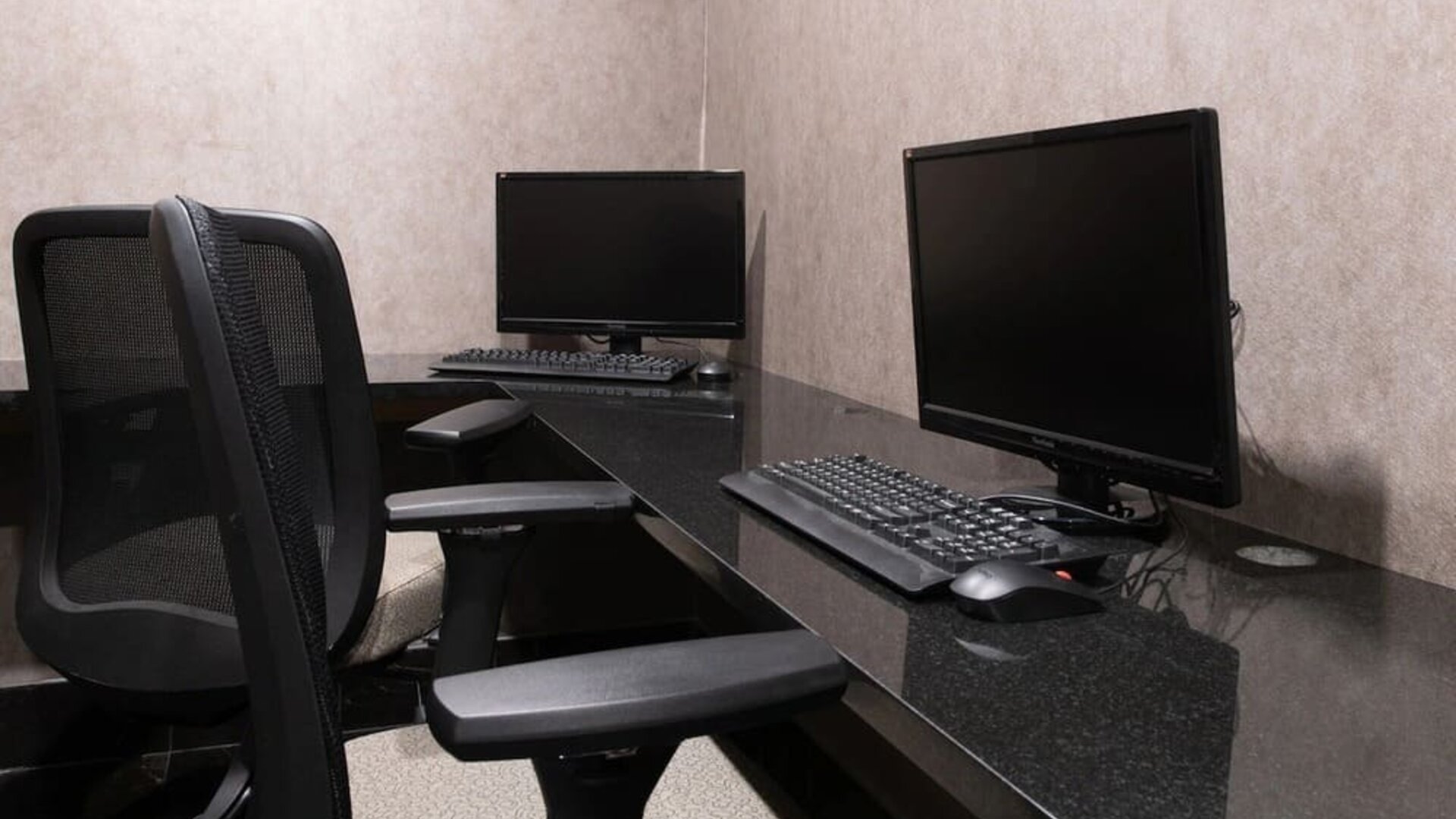 Business center at Aliz Hotel Times Square.