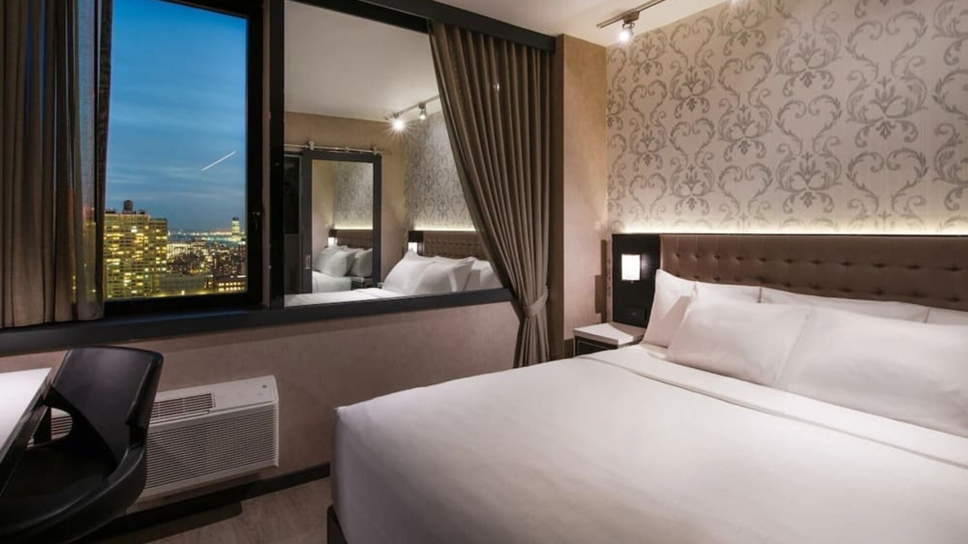 Day room with work desk and chair at Aliz Hotel Times Square.