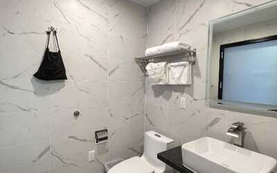 Modern bathroom with plush towels at Liberty View Brooklyn Hotel.