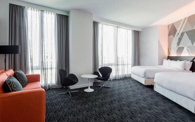 Day use room with a couch, workspace and natural light at Courtyard By Marriott Long Island City/New York Manhattan View.