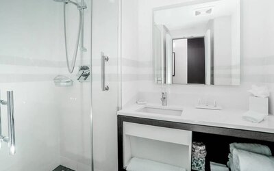 Modern bathroom with plush towels at Courtyard By Marriott Long Island City/New York Manhattan View.
