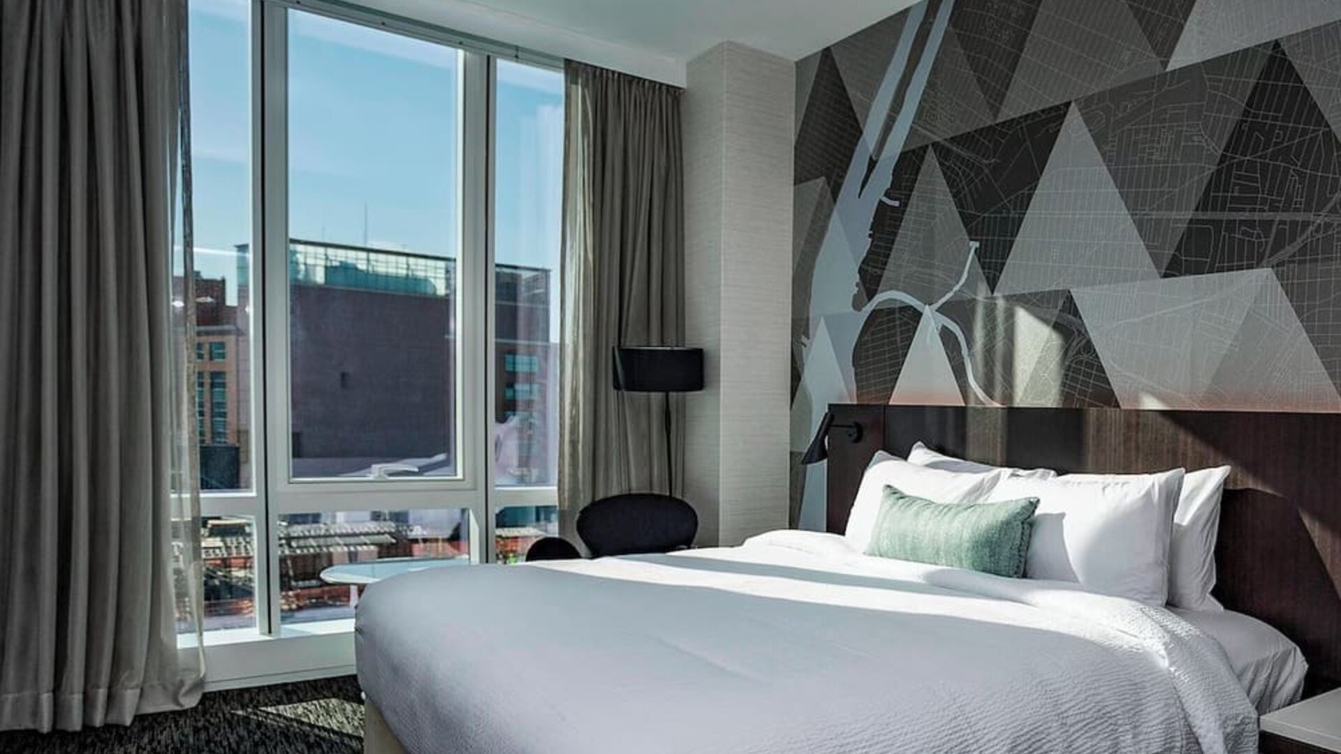 Day use room with workspace and natural light at Courtyard By Marriott Long Island City/New York Manhattan View.