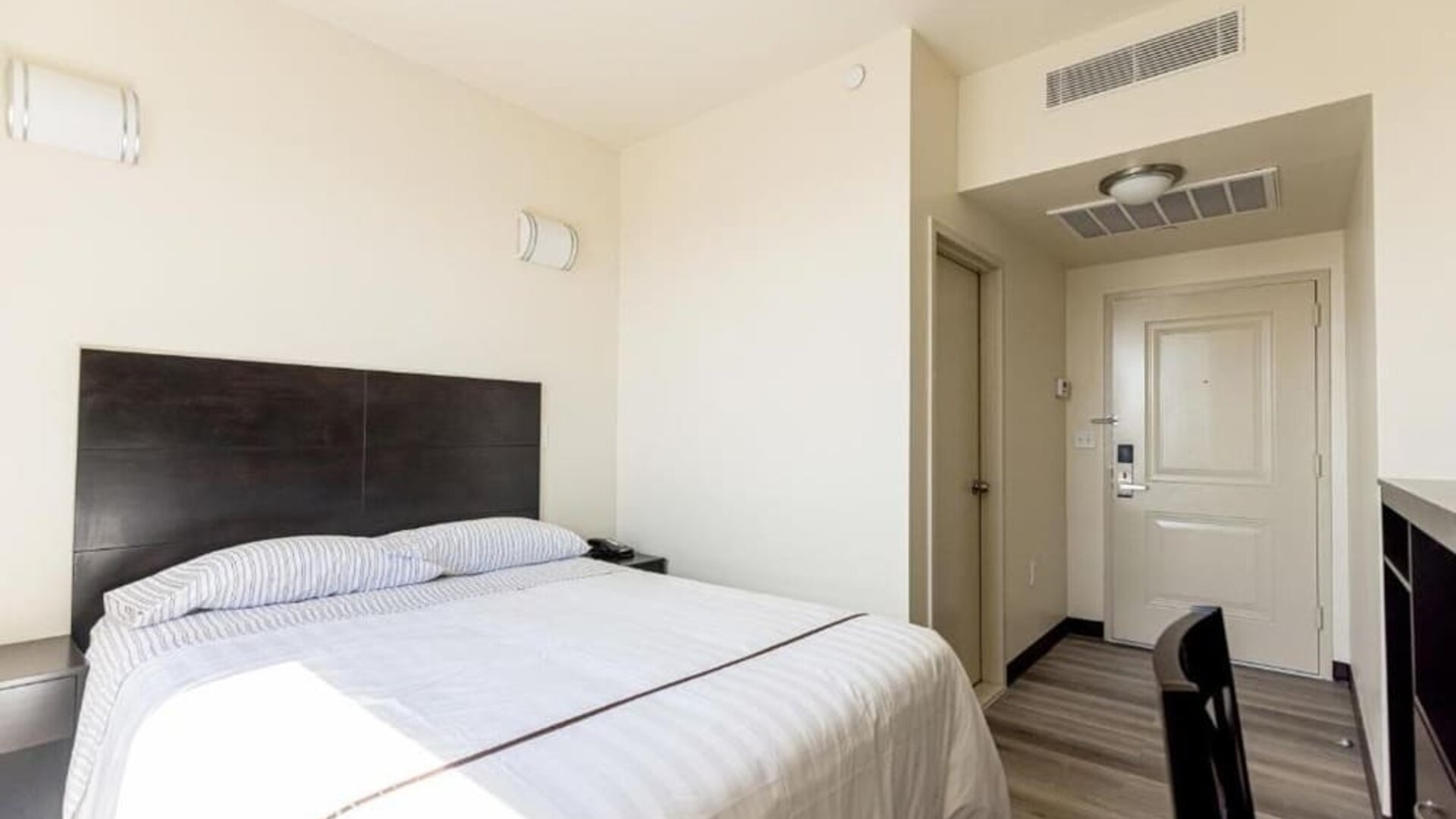 Day room with work space at Astoria Inn LaGuardia Hotel.