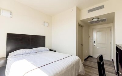 Day room with work space at Astoria Inn LaGuardia Hotel.