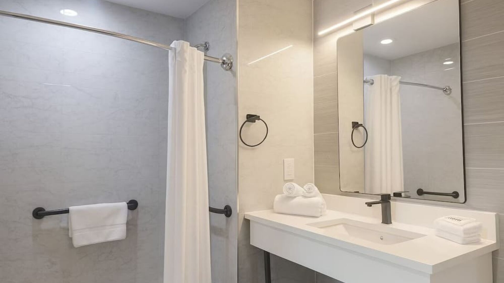 Bathroom at BKWAY HOTEL.