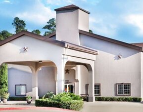 Exterior view of Hotel Piney Woods.