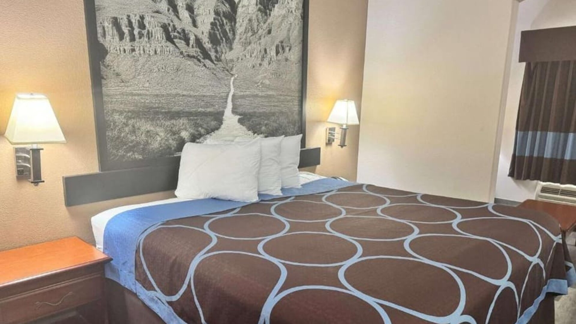 Day room at Hotel Piney Woods.