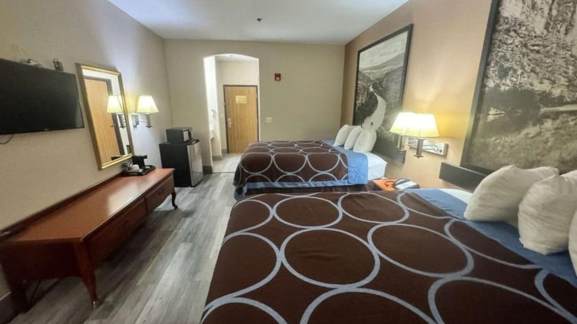 Day room with television at Hotel Piney Woods.