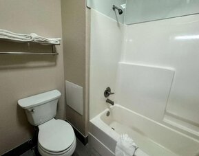 Bathroom with towels at Hotel Piney Woods.