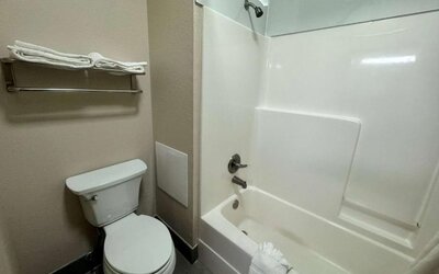 Bathroom with towels at Hotel Piney Woods.