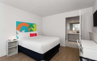 Day room with workspace at Travelodge by Wyndham Fundamental.